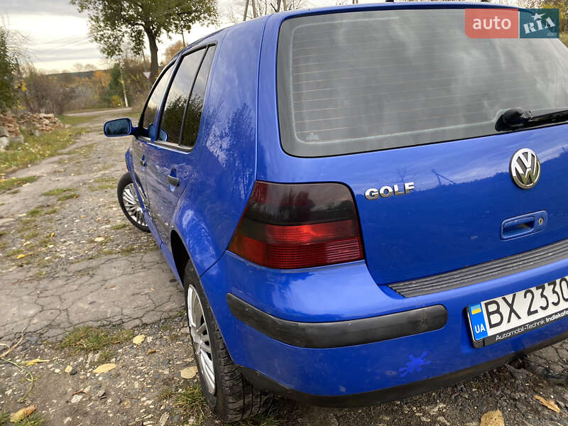 Хэтчбек Volkswagen Golf 2001 в Остроге