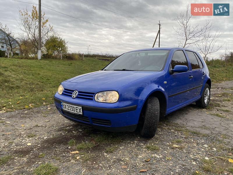 Хэтчбек Volkswagen Golf 2001 в Остроге