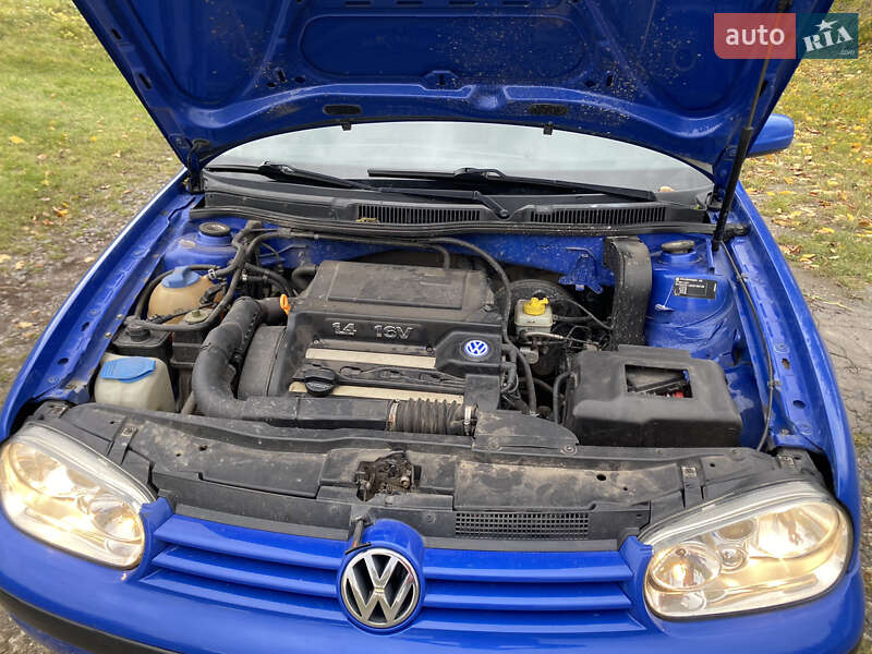 Хэтчбек Volkswagen Golf 2001 в Остроге