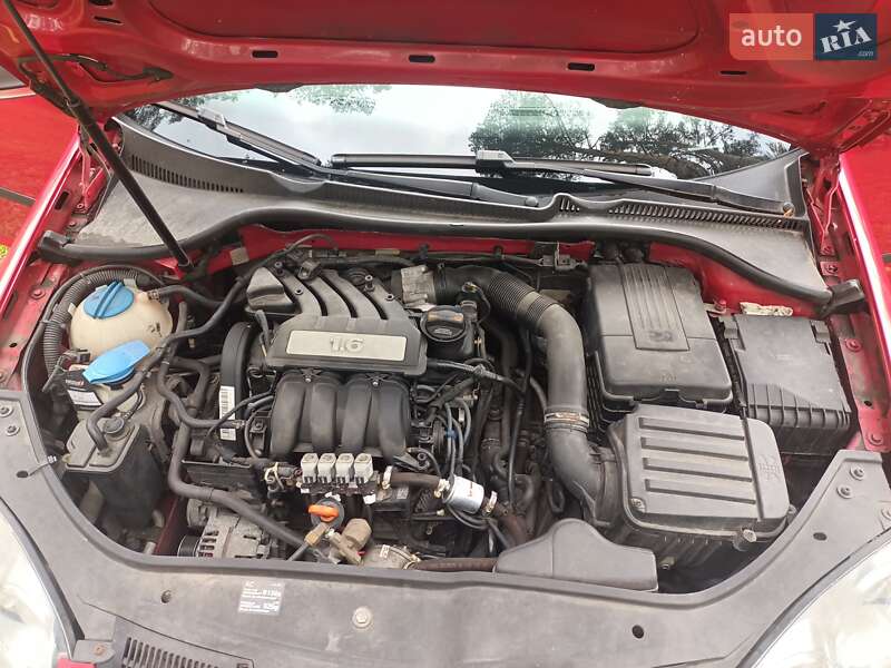 Хетчбек Volkswagen Golf 2006 в Горенці