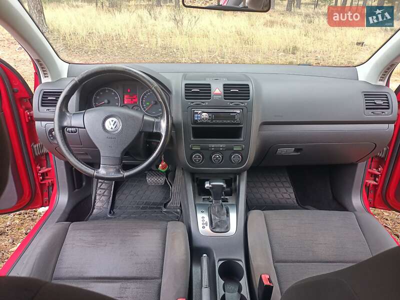 Хетчбек Volkswagen Golf 2006 в Горенці