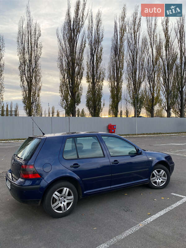 Хэтчбек Volkswagen Golf 2001 в Киеве