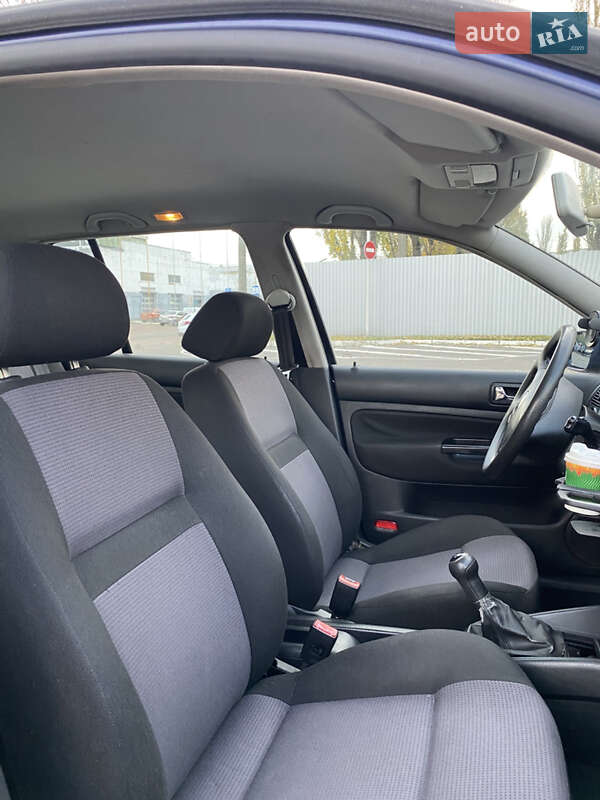 Хэтчбек Volkswagen Golf 2001 в Киеве