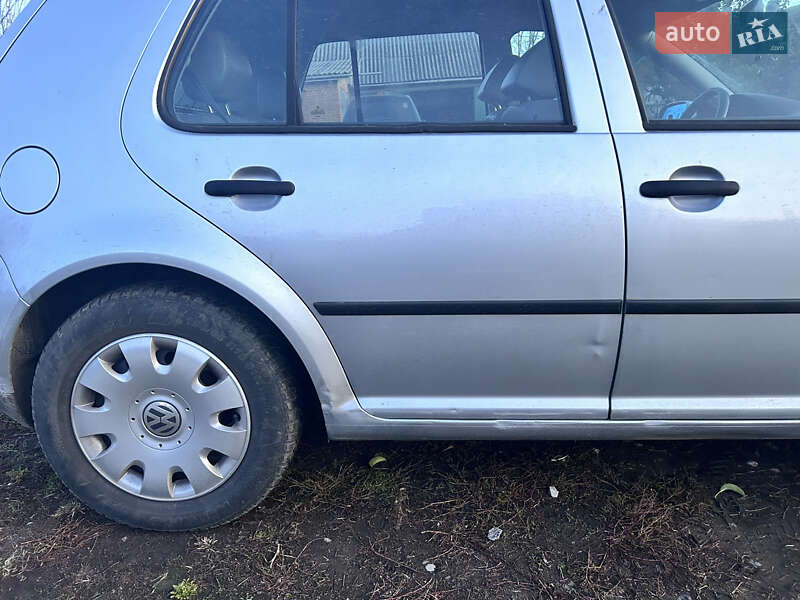 Хэтчбек Volkswagen Golf 2002 в Киеве