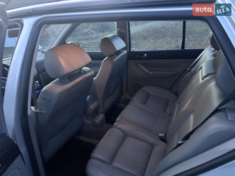 Хэтчбек Volkswagen Golf 2002 в Киеве