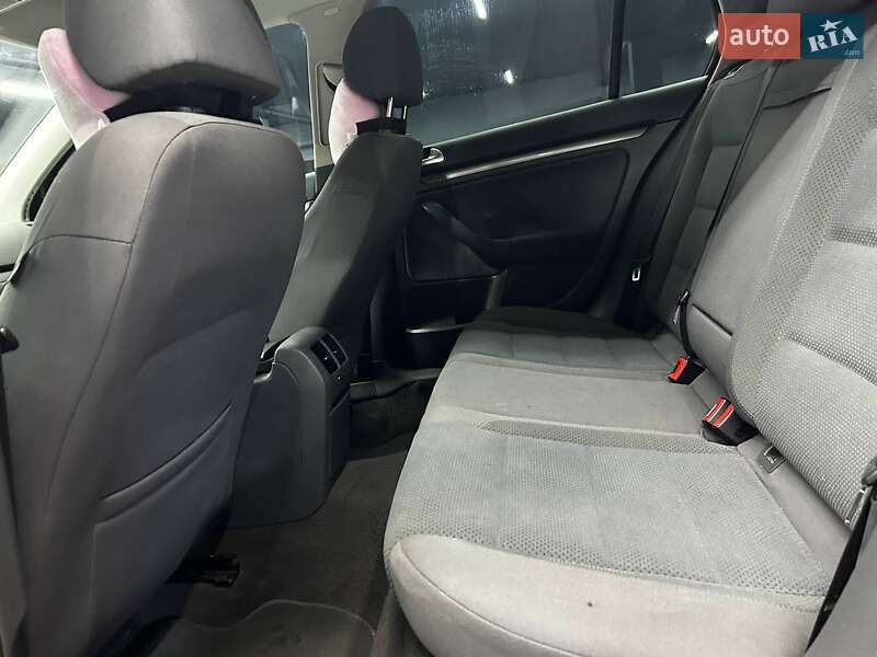 Хетчбек Volkswagen Golf 2005 в Чернівцях