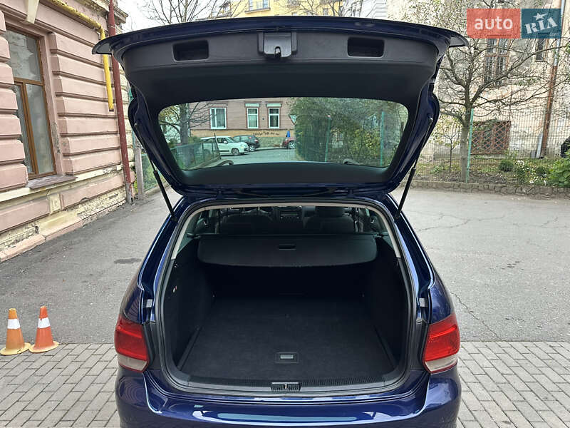 Универсал Volkswagen Golf 2010 в Черновцах