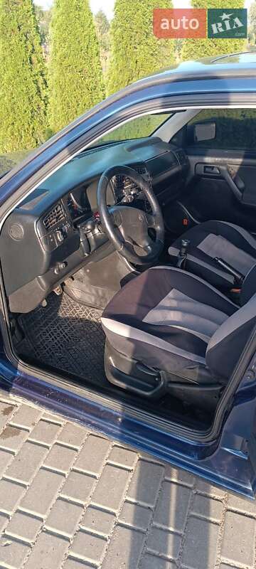 Хэтчбек Volkswagen Golf 1994 в Ковеле