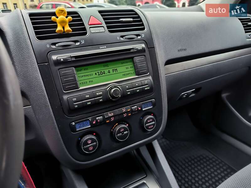 Хэтчбек Volkswagen Golf 2005 в Каменском