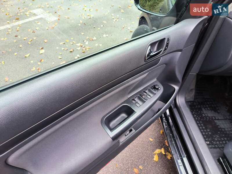 Хэтчбек Volkswagen Golf 2005 в Каменском