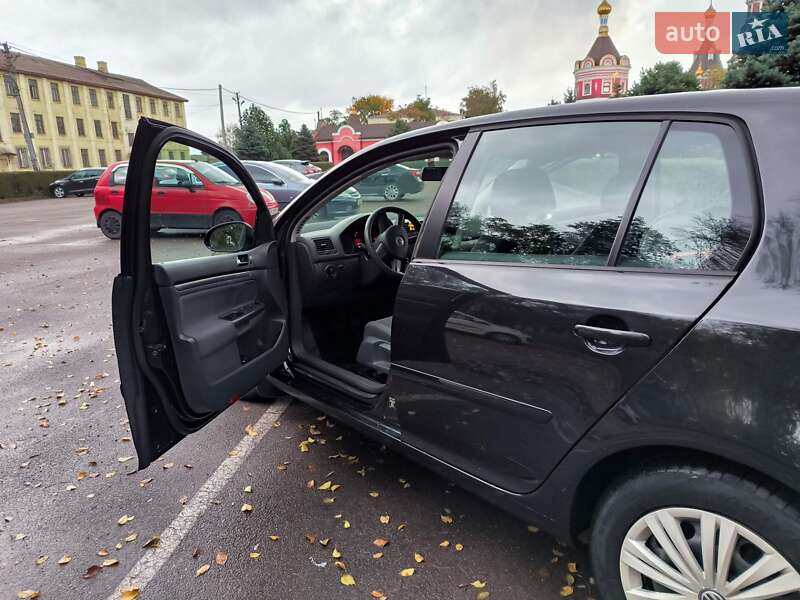Хэтчбек Volkswagen Golf 2005 в Каменском
