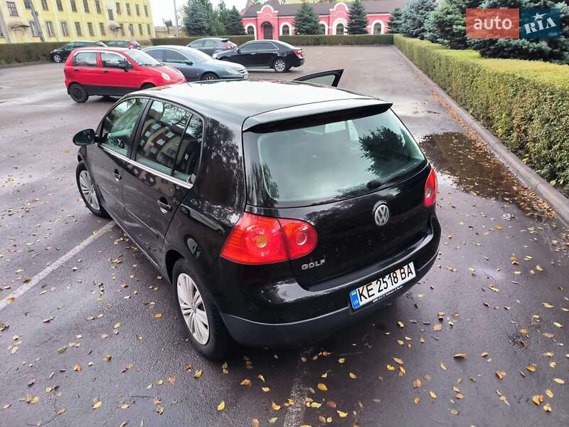 Хэтчбек Volkswagen Golf 2005 в Каменском