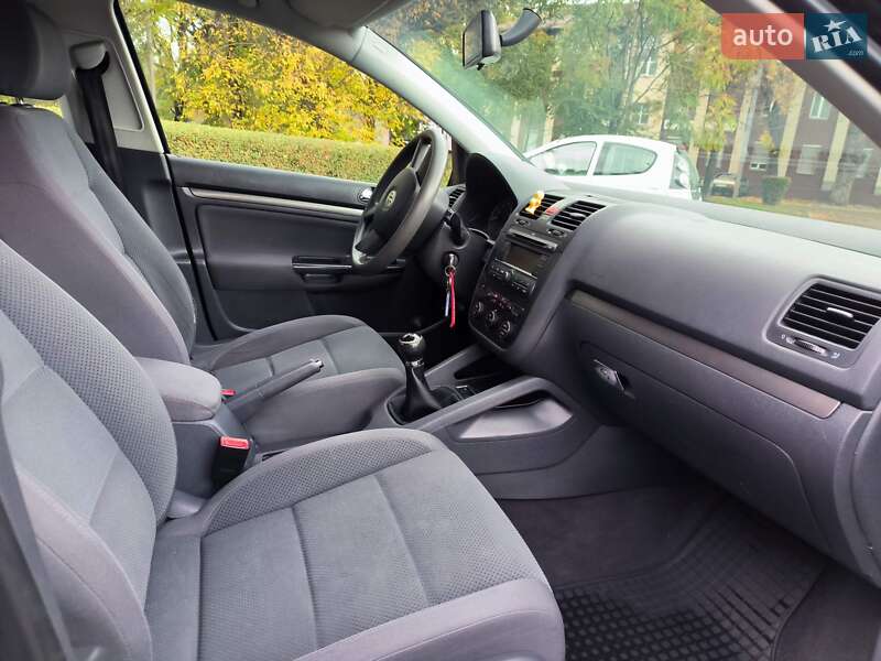 Хэтчбек Volkswagen Golf 2005 в Каменском