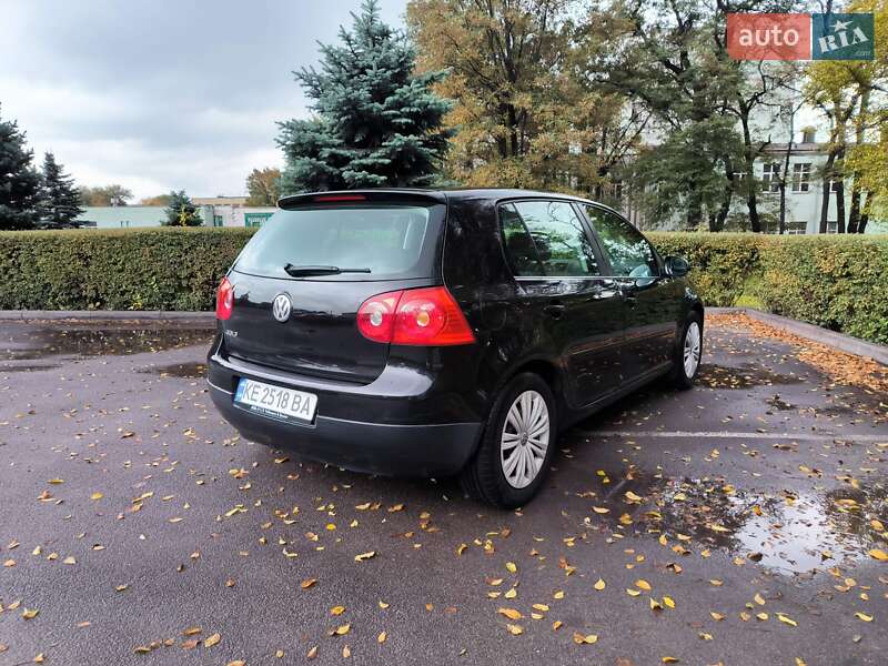 Хэтчбек Volkswagen Golf 2005 в Каменском