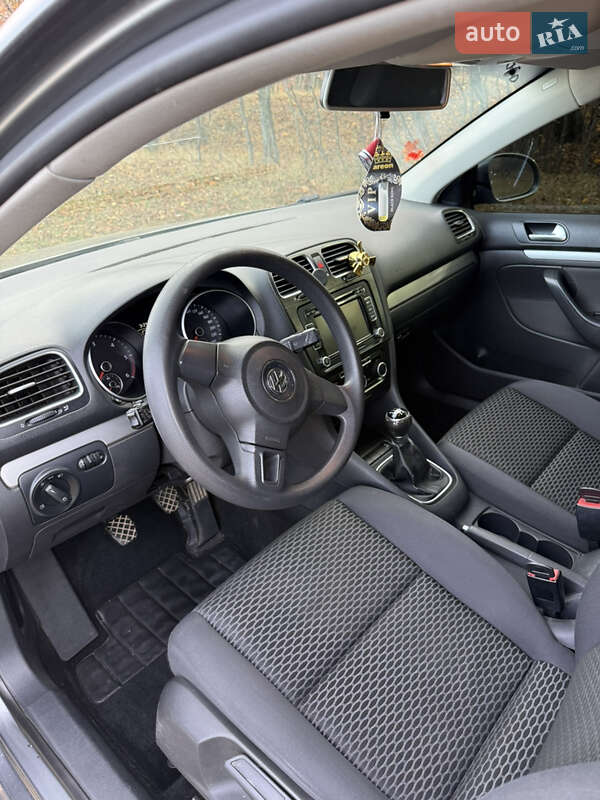 Універсал Volkswagen Golf 2011 в Чернівцях
