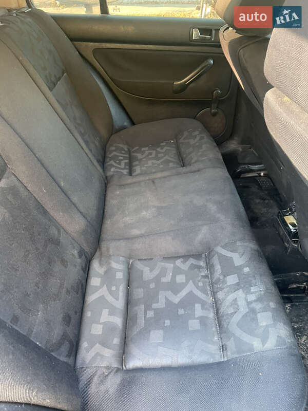 Хетчбек Volkswagen Golf 1998 в Великих Мостах