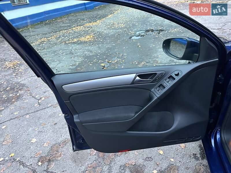 Хэтчбек Volkswagen Golf 2010 в Лебедине