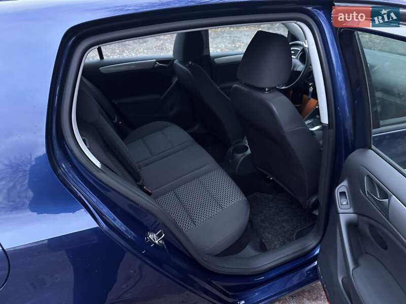 Хэтчбек Volkswagen Golf 2010 в Лебедине