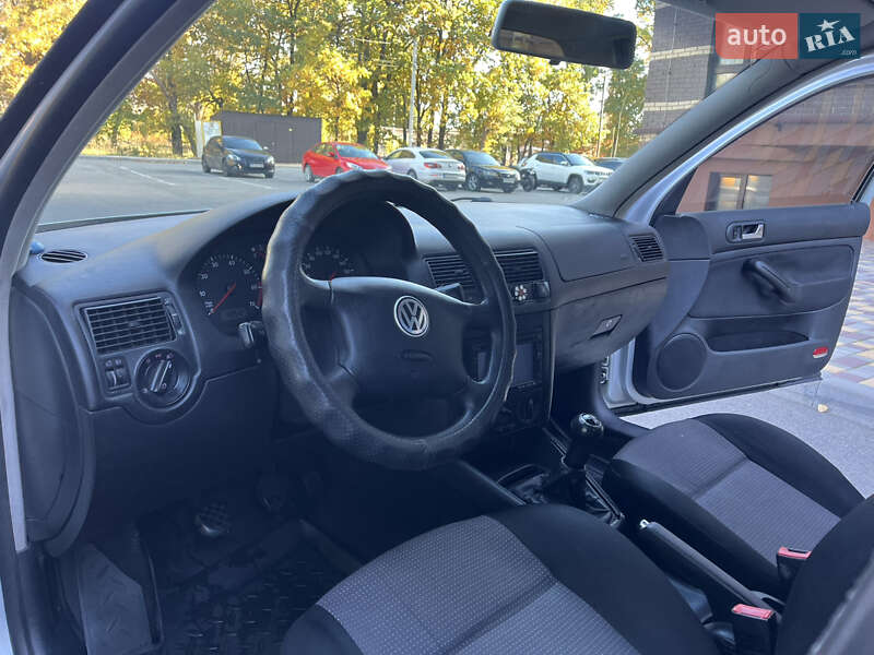 Хэтчбек Volkswagen Golf 2001 в Чернигове