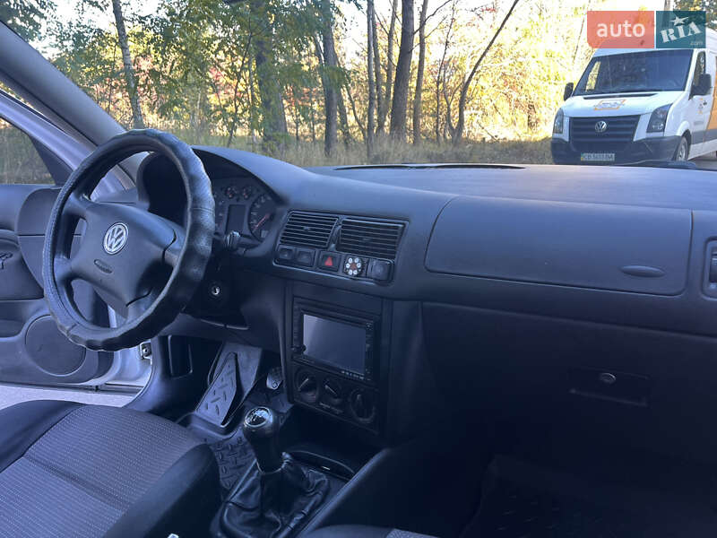 Хэтчбек Volkswagen Golf 2001 в Чернигове