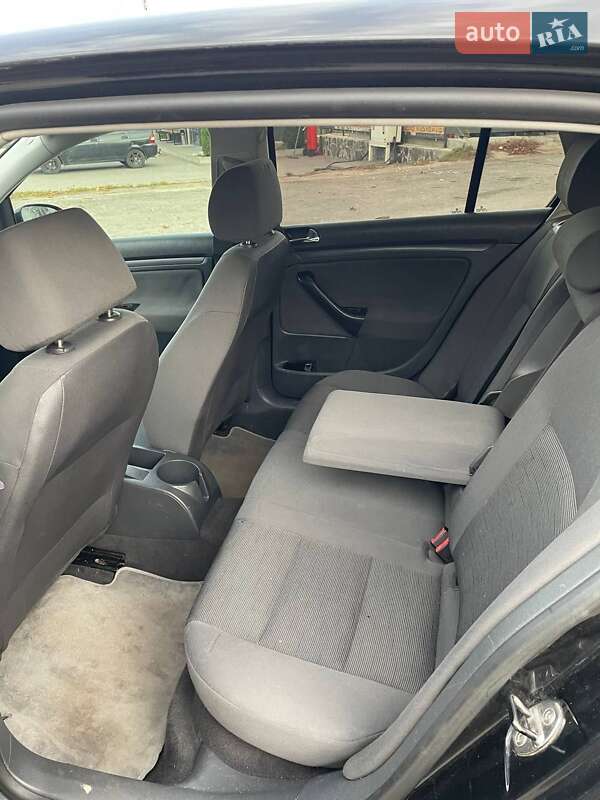 Хэтчбек Volkswagen Golf 2004 в Дубно