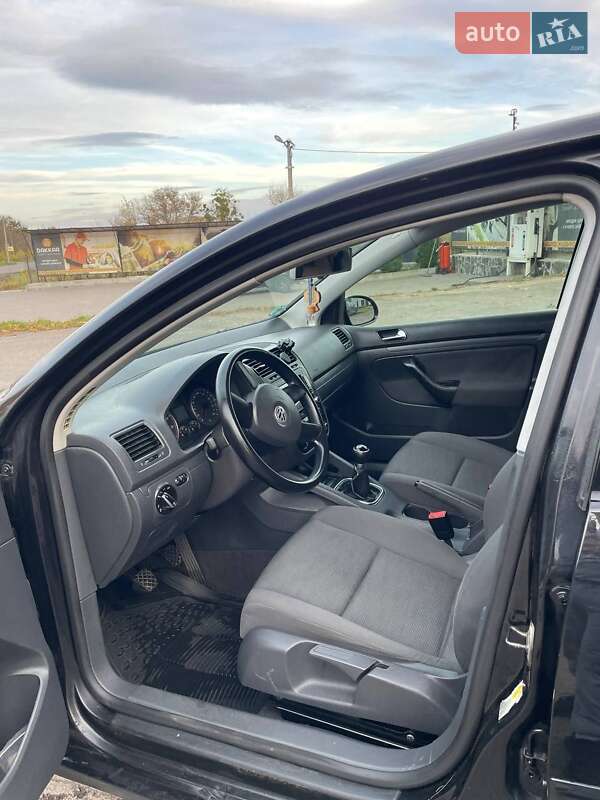 Хэтчбек Volkswagen Golf 2004 в Дубно