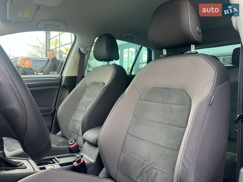 Хэтчбек Volkswagen Golf 2019 в Ивано-Франковске