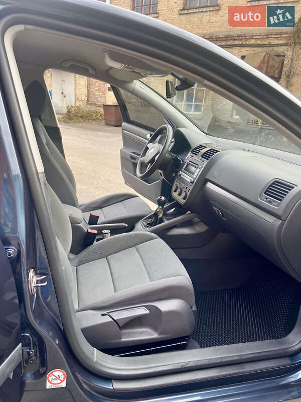 Хэтчбек Volkswagen Golf 2005 в Ромнах