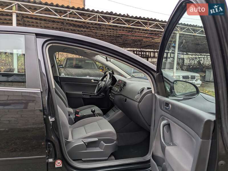 Хэтчбек Volkswagen Golf 2005 в Звягеле