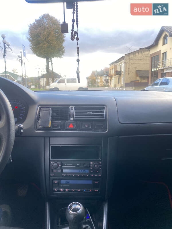 Хэтчбек Volkswagen Golf 2002 в Болехове