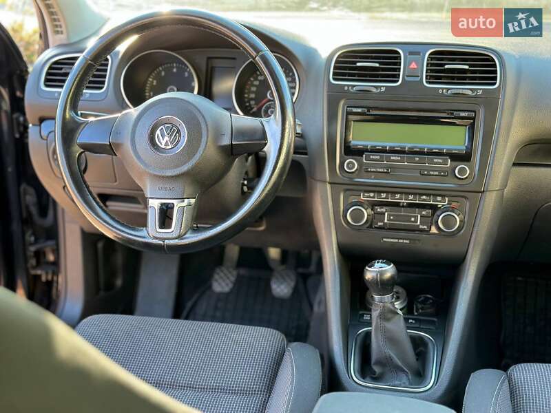 Хэтчбек Volkswagen Golf 2010 в Луцке