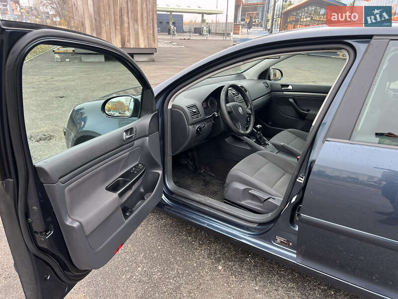 Хэтчбек Volkswagen Golf 2005 в Киеве