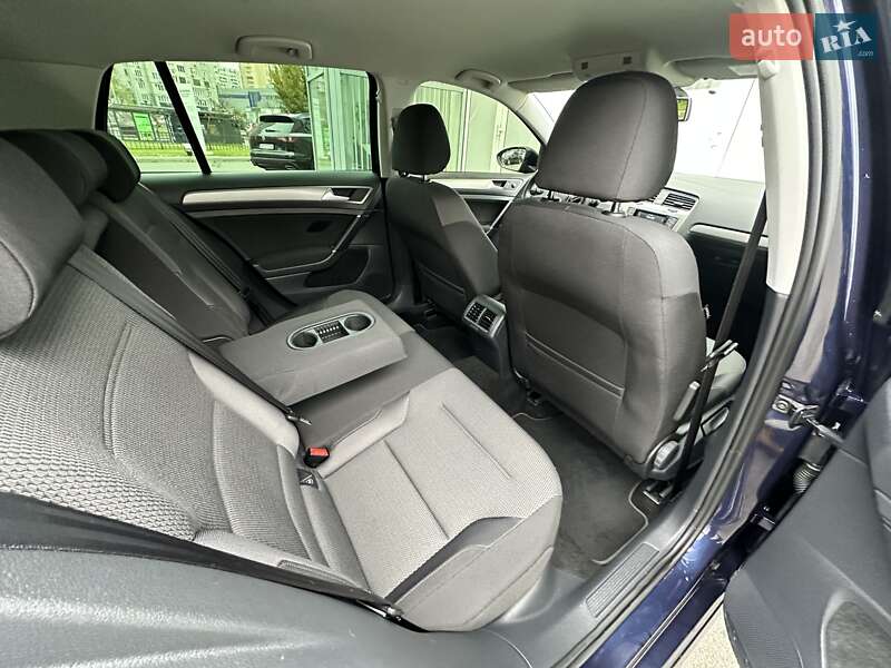 Хетчбек Volkswagen Golf 2015 в Києві