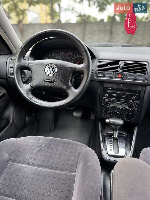 Хетчбек Volkswagen Golf 2002 в Рівному