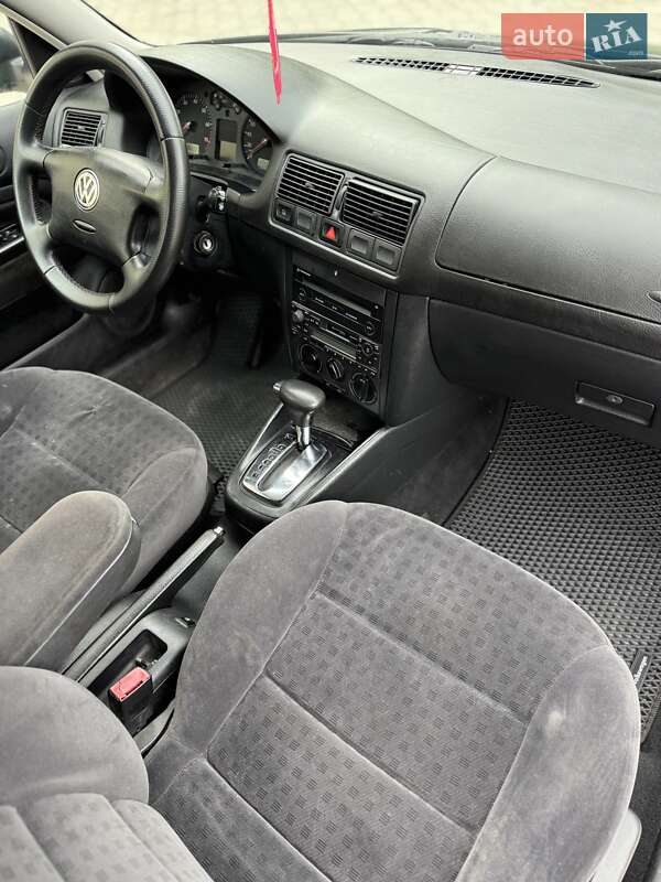 Хетчбек Volkswagen Golf 2002 в Рівному