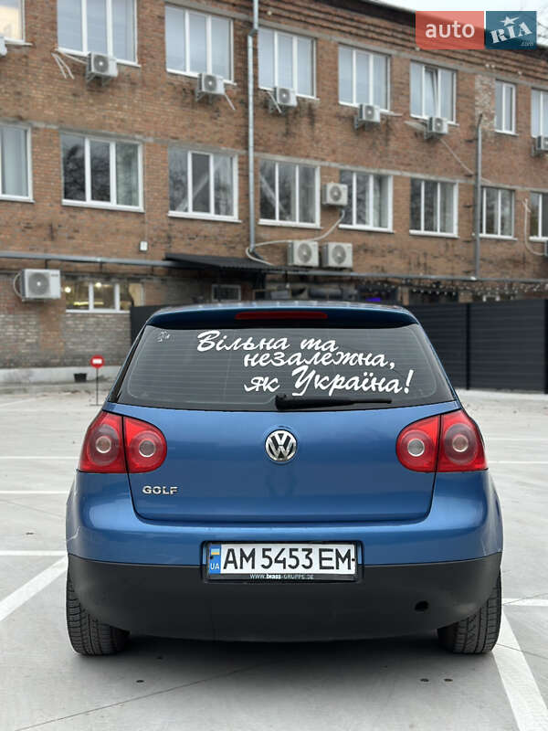 Хэтчбек Volkswagen Golf 2004 в Звягеле