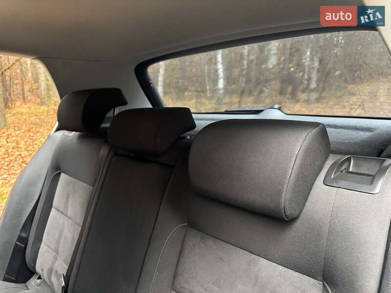 Хетчбек Volkswagen Golf 2009 в Рівному