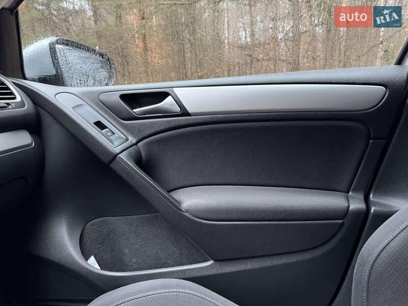 Хетчбек Volkswagen Golf 2009 в Рівному