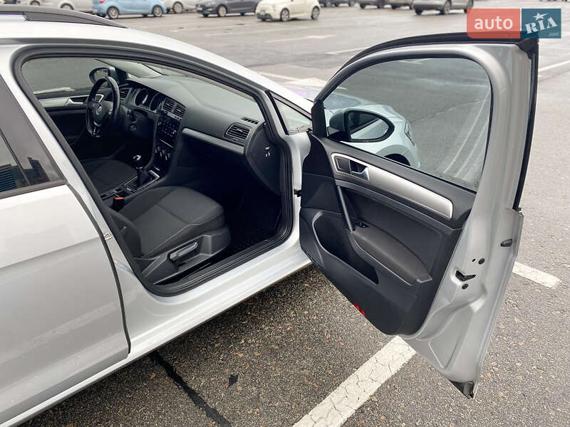 Універсал Volkswagen Golf 2018 в Києві