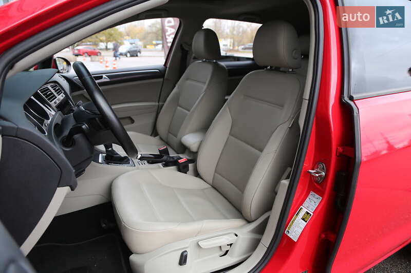 Хетчбек Volkswagen Golf 2017 в Києві