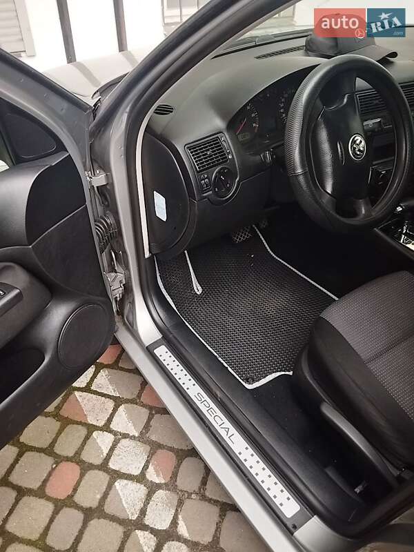 Хэтчбек Volkswagen Golf 2002 в Кривом Роге