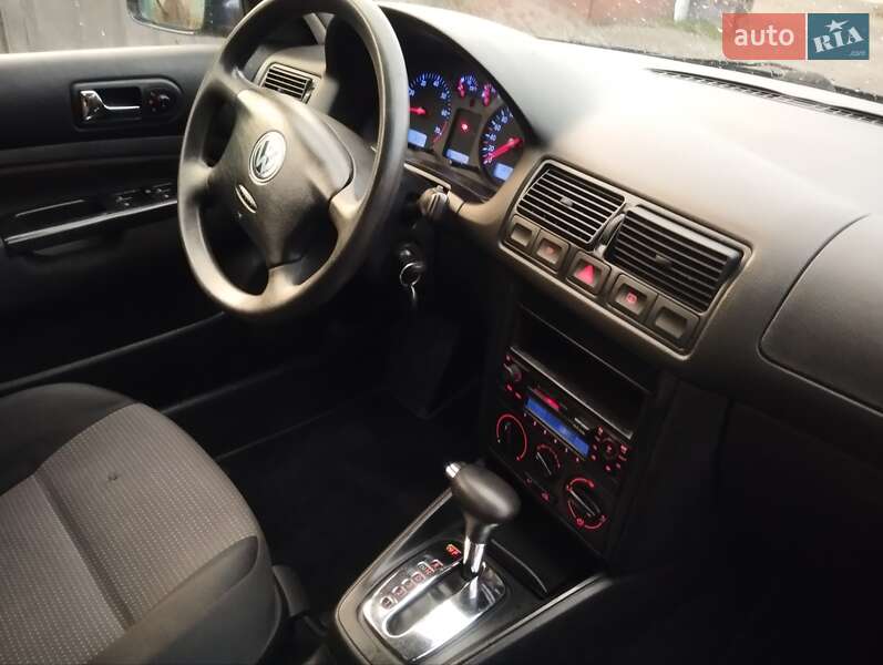 Хэтчбек Volkswagen Golf 2002 в Кривом Роге