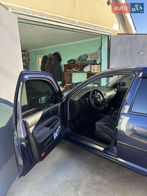 Хетчбек Volkswagen Golf 2000 в Новоселиці