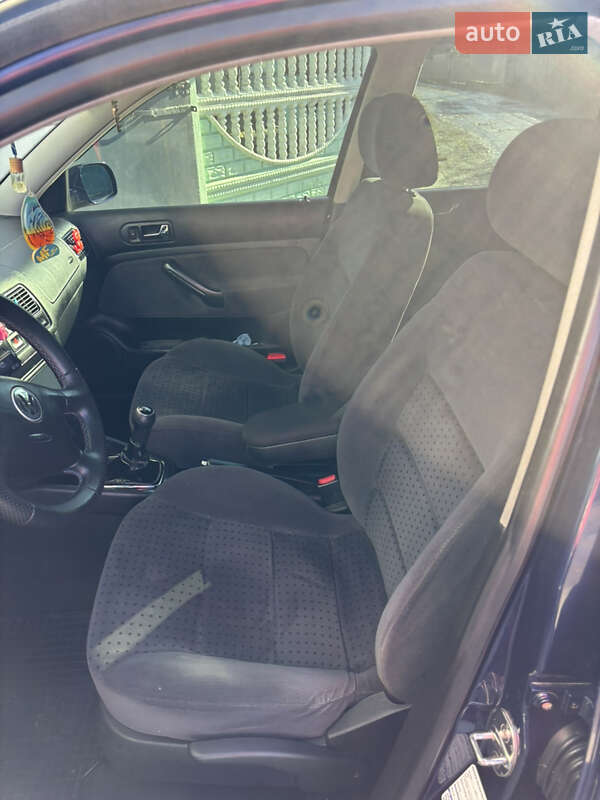 Хетчбек Volkswagen Golf 2000 в Новоселиці