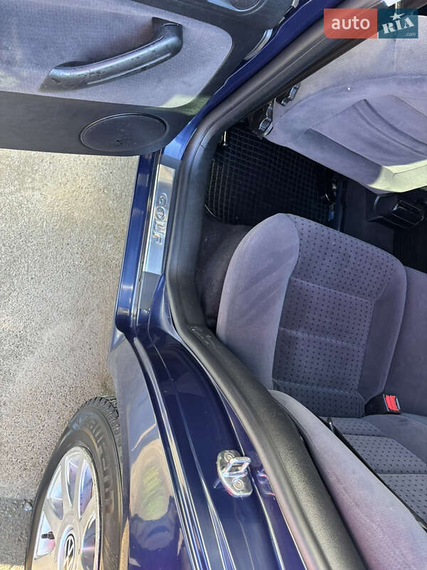 Хетчбек Volkswagen Golf 2000 в Новоселиці