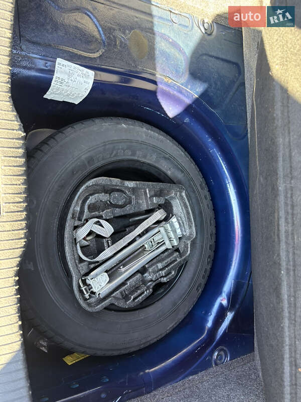 Хетчбек Volkswagen Golf 2000 в Новоселиці