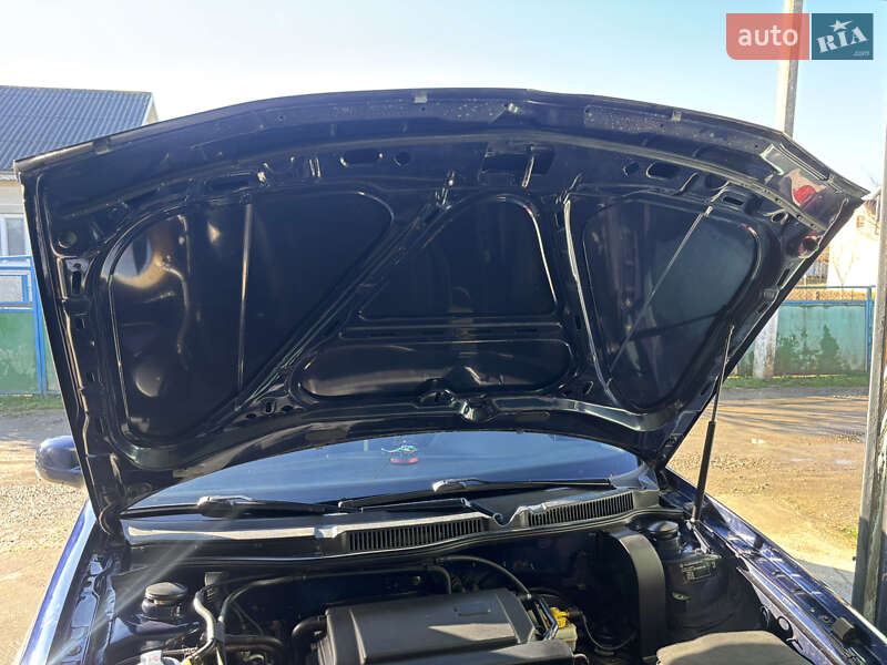 Хетчбек Volkswagen Golf 2000 в Новоселиці