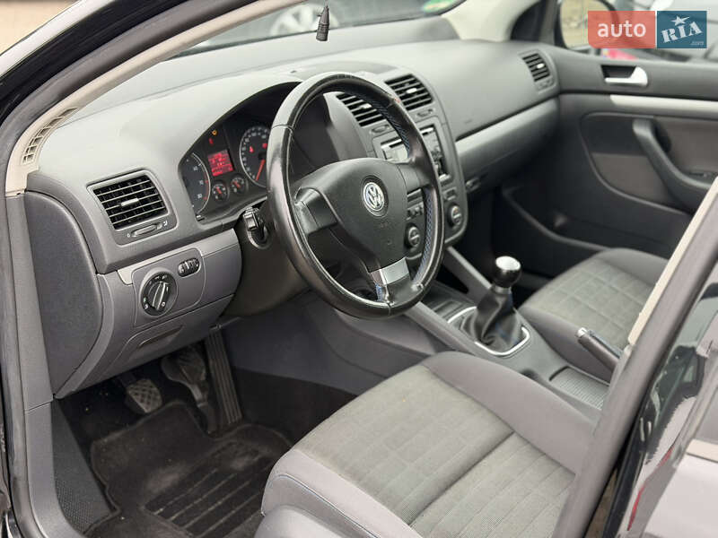 Хетчбек Volkswagen Golf 2007 в Рівному