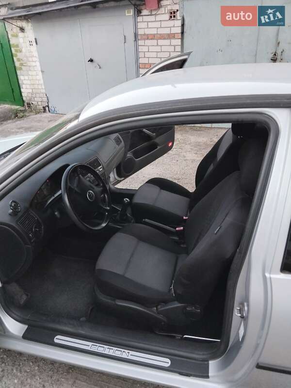 Хетчбек Volkswagen Golf 2001 в Харкові