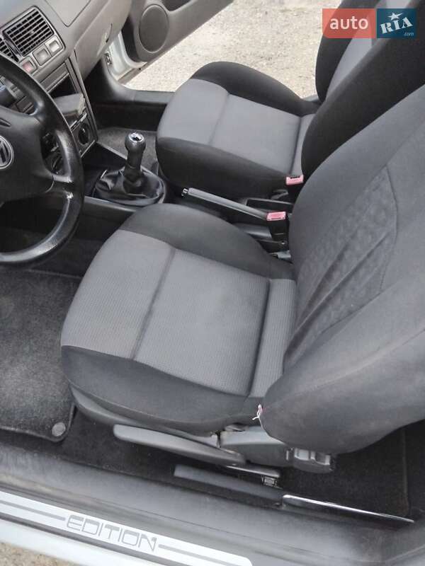 Хетчбек Volkswagen Golf 2001 в Харкові